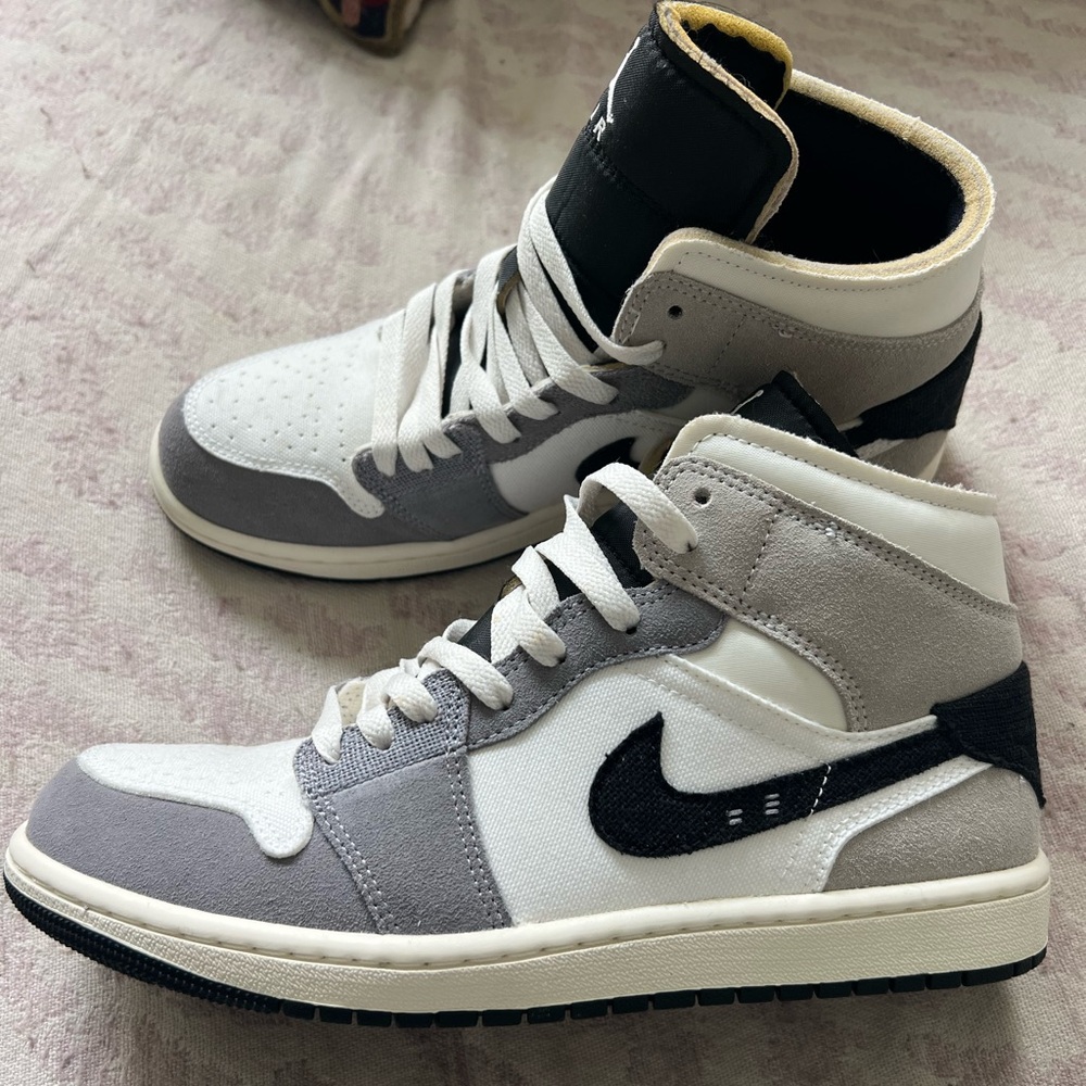 Size 8.5/ 42 men’s Nike Air Jordan 1 Mid SE Craft white gray black